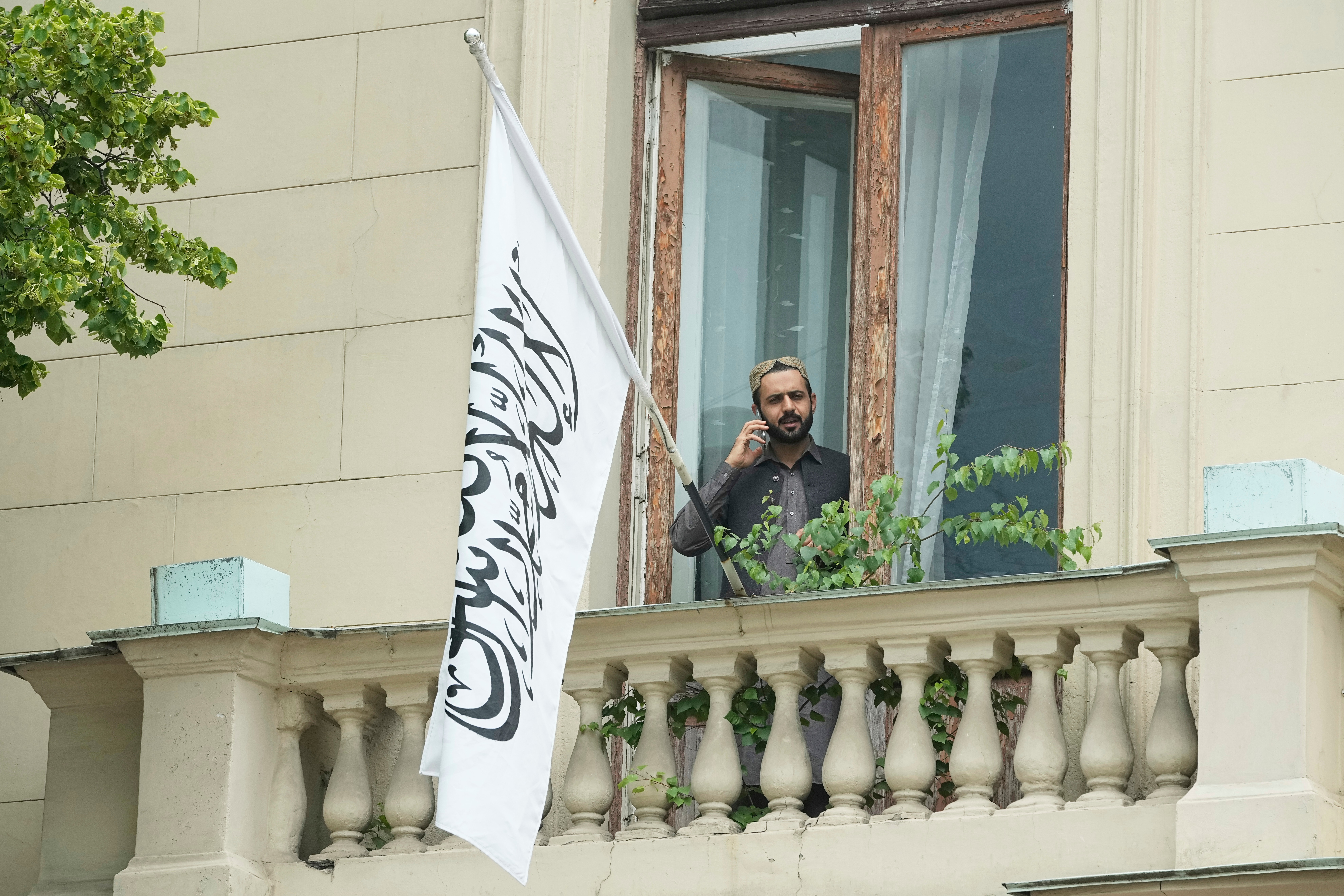 Vlajka Talibanu na veľvyslanectve Afganistanu v Moskve